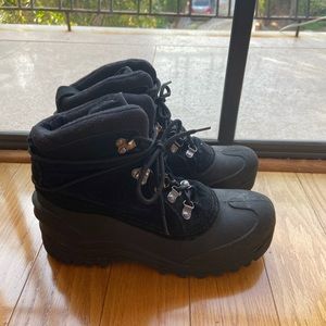 Black outdoor boots